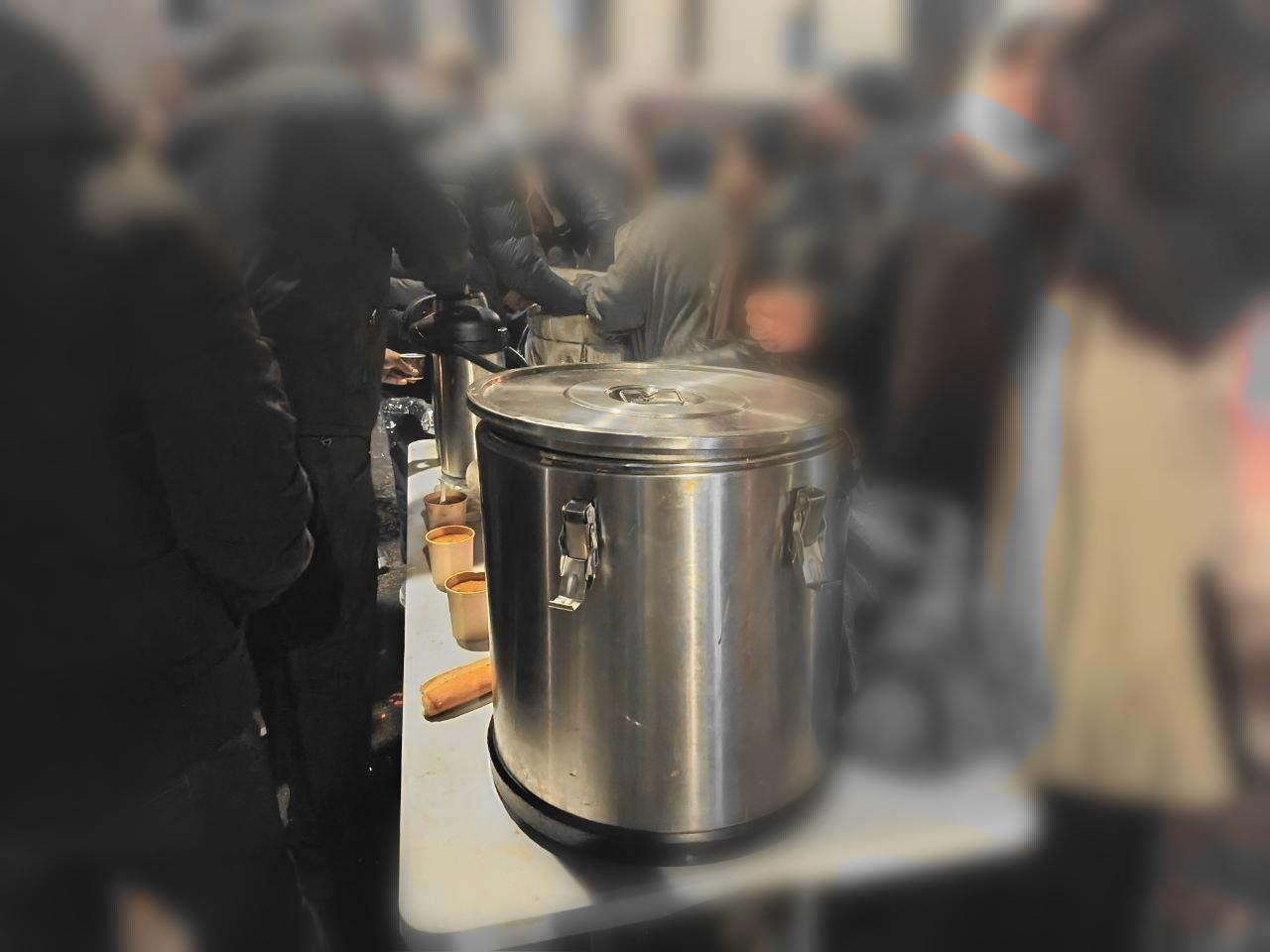 Distribution soupe, thé, chocolat chaud, tentes